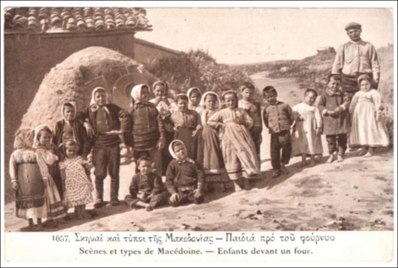 Σκηναί και τύποι της Μακεδονίας : παιδιά προ του φούρνου = Scenes et types de Macedoine : enfants devant un four [Γραφικά]