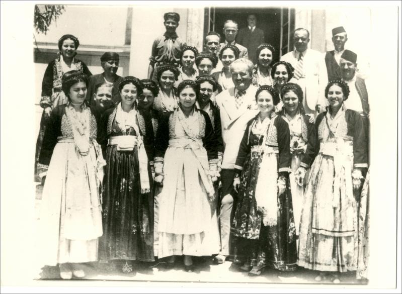 Βεροιώτικο χορευτικό συγκρότημα το 1937 [Φωτογραφία]