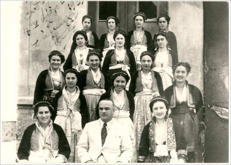 Γυναικείο χορευτικό συγκρότημα από τη Βέροια [Φωτογραφία]