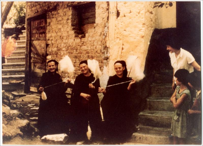 Βλάχες που γνέθουν μαλλί [Φωτογραφία]