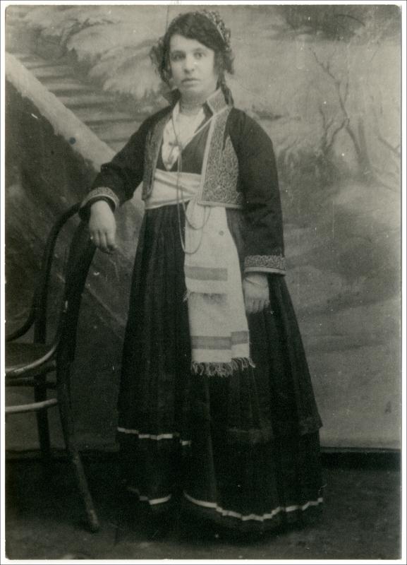 Βεροιώτισα με παραδοσιακή φορεσιά πριν το 1925 [Φωτογραφία]
