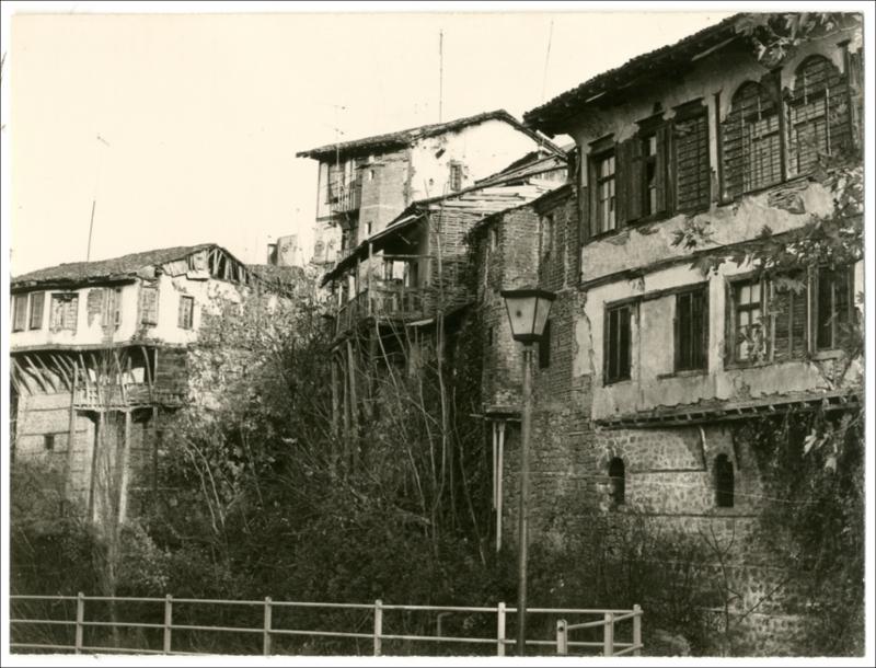 Σπίτια στην Μπαρμπούτα δίπλα στο ρέμα [Φωτογραφία]