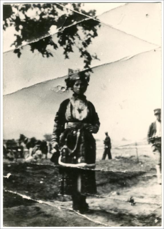 Παραδοσιακή  φορεσιά γύρω στο 1930 [Φωτογραφία]