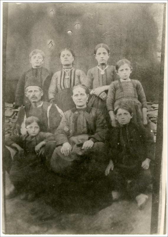 Οικογένεια Βλάχων στη Βέροια το 1925 [Φωτογραφία]