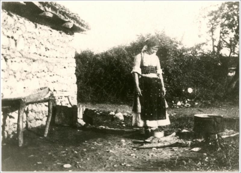 Γυναίκα με παραδοσιακή φορεσιά [Φωτογραφία]