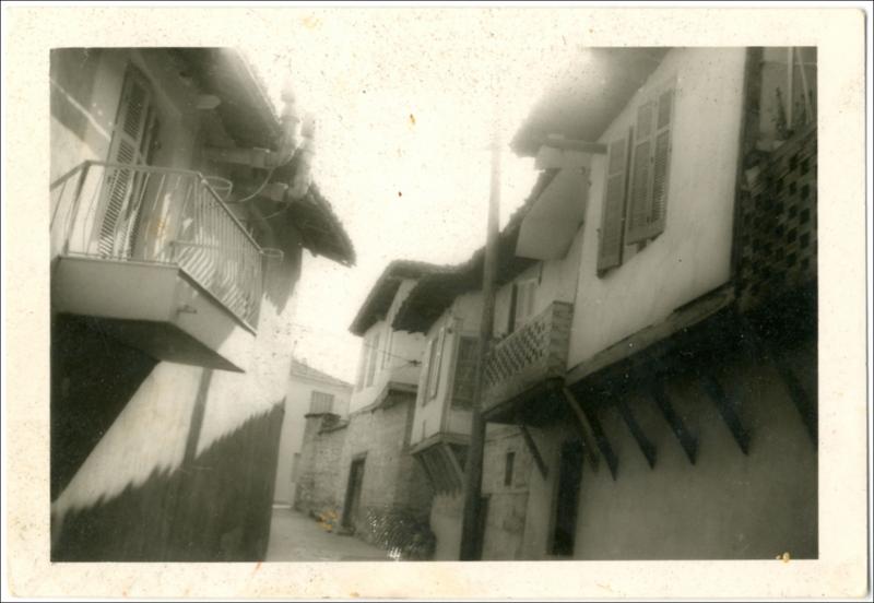 Παραδοσιακή αρχιτεκτονική στην πάροδο Πατριάρχου Ιωακείμ [Φωτογραφία]