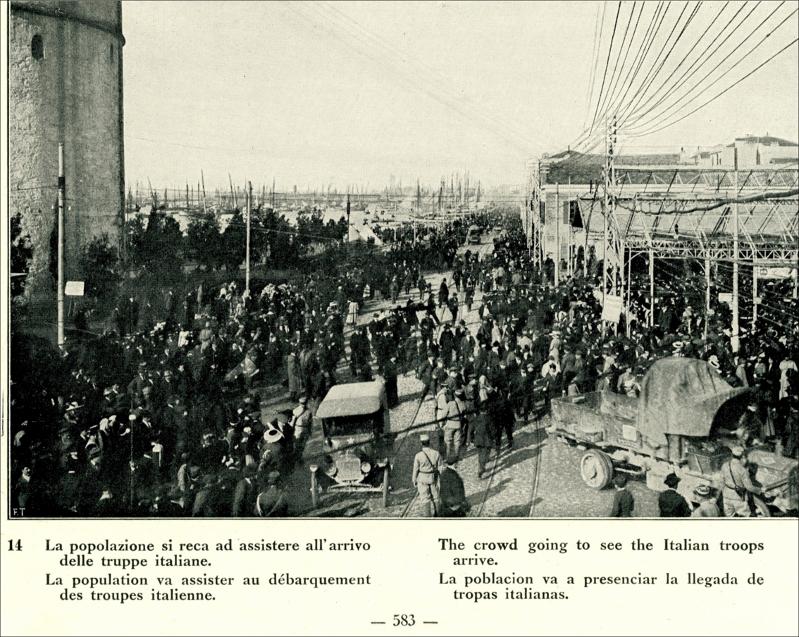 Το πλήθος παρακολουθεί  την άφιξη  Ιταλικών στρατευμάτων [Γραφικά]