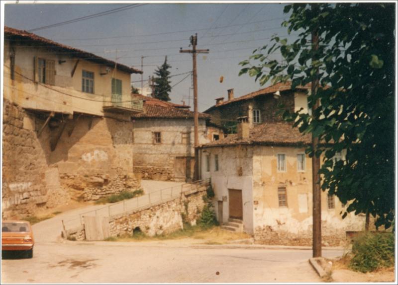 Αποψη κτισμάτων διατηρητέας συνοικίας Κυριώτισσας από την οδό Θωμαϊδου [Φωτογραφία]