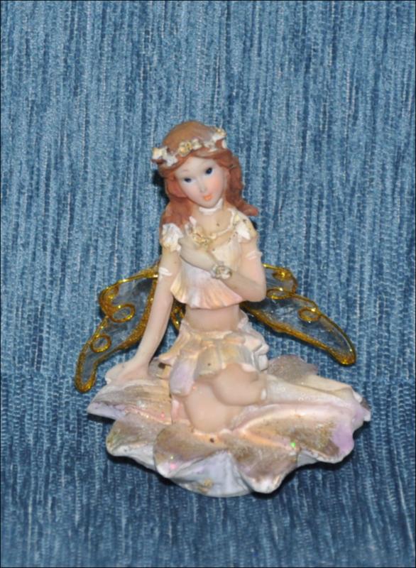 Sitting fairy on flower [Κούκλα]