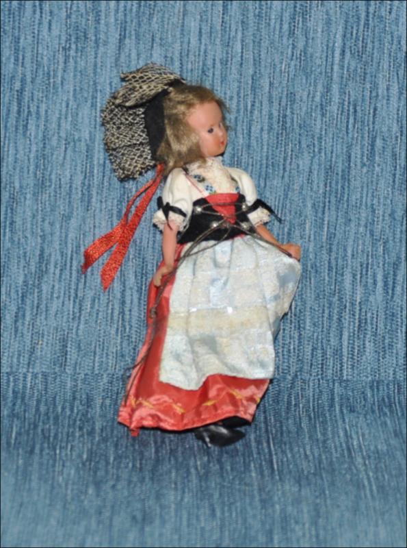 Doll from low countries [Κούκλα]