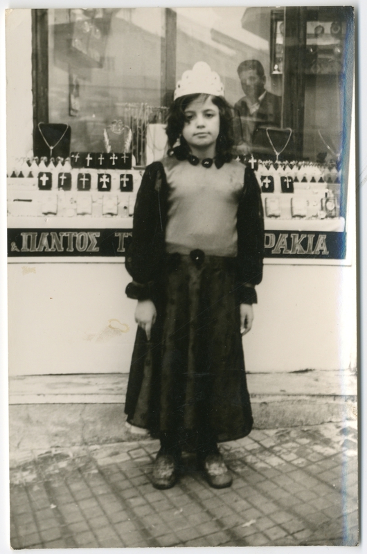 Στο Εμπορικό Κέντρο Νάουσας, (Απόκριες 1973)