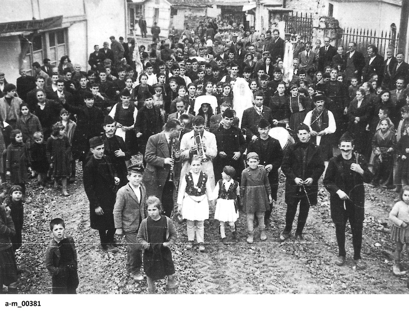Αναπαράσταση βλάχικου γάμου στο καρναβάλι της Βέροιας στην αρχή της οδού Κεντρικής