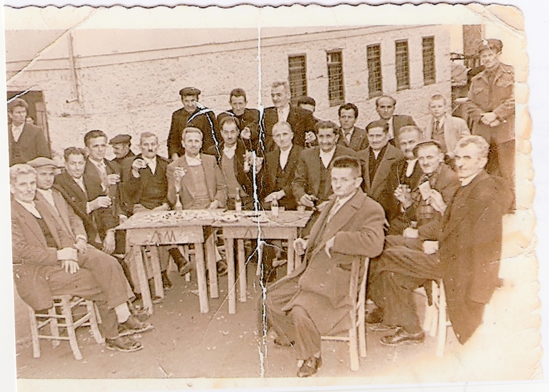 Φυτειώτες στην πλατεία του χωριού