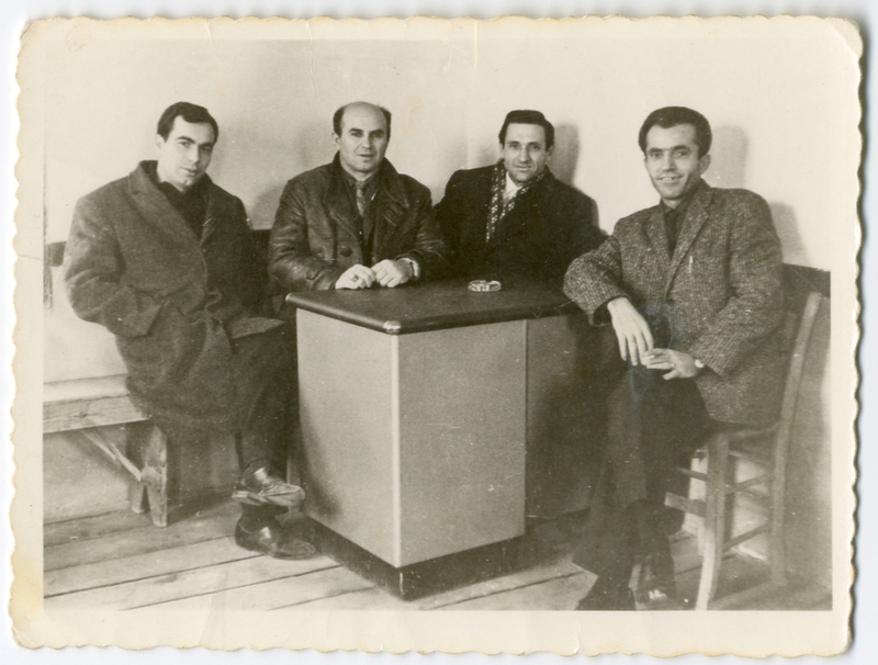 Ο Γιώργος Ταξιαρχόπουλος μαζί με μέλη του Σωματείου οικοδόμων 
