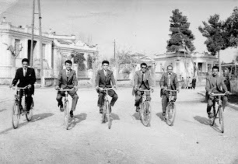 Ο Γιώργος Ζυγουλιάνος με φίλους του, σε βόλτα με τα ποδήλατα στην οδό Ανοίξεως στη Βέροια