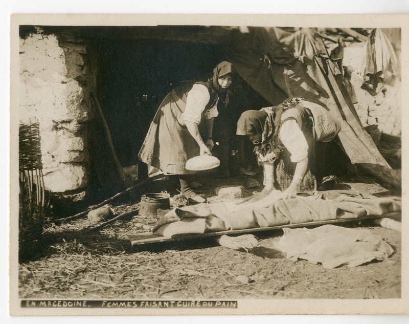 En Macedoine. Femmes faisant cuire du pain [Γραφικά]