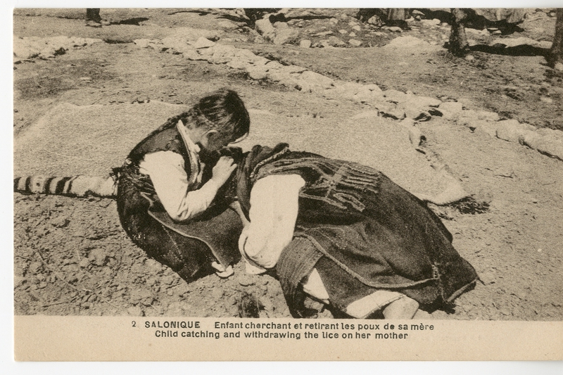 Salonique, enfant cherchant et retirant les poux de sa mere [Γραφικά]