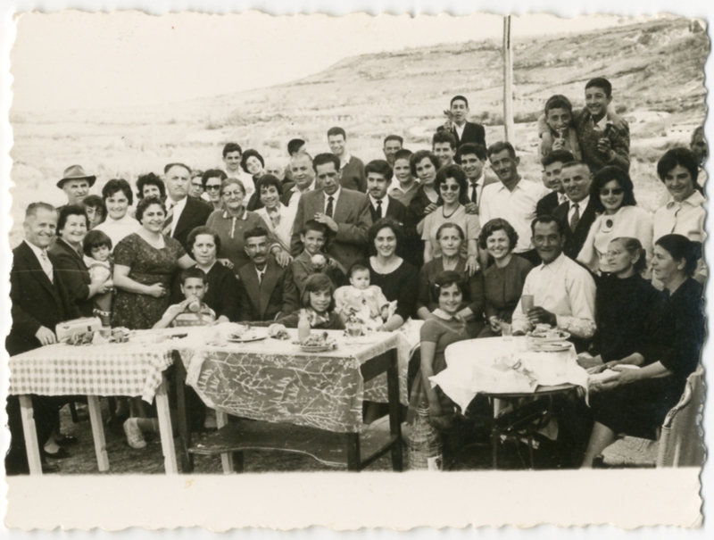 Υπάλληλοι του εγοστασίου παραγωγής ρεύματος με τις οικογένειές τους, την ημέρα του Πάσχα στην Αγία Τριάδα Βέροιας