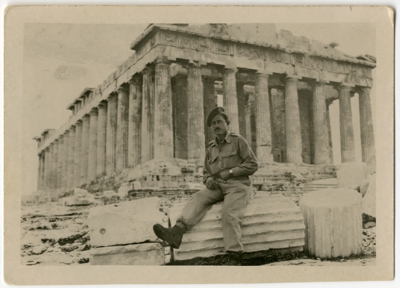 Ο Δημήτρης Κετίκογλου φαντάρος μπροστά στην Ακρόπολη, Αθήνα