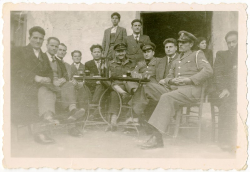 Χωροφύλακες στο καφενείο του χωριού
