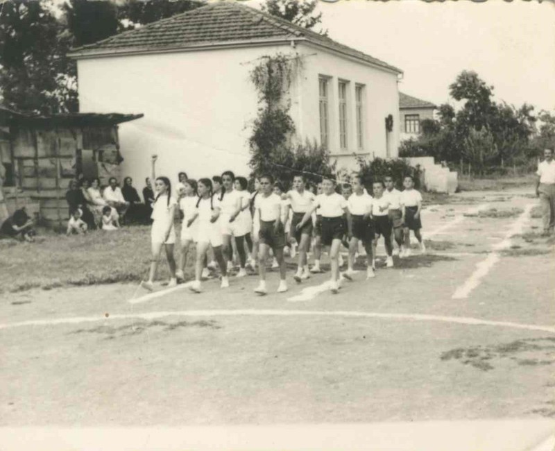Γυμναστικές επιδείξεις στον αύλειο χώρο του Δημοτικού σχολείου Ταγαροχωρίου Ημαθίας