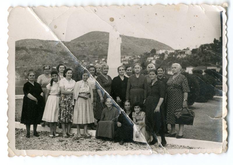 Η Ασπασία Χατζηπαράσχη  με φίλες της στην Καστοριά