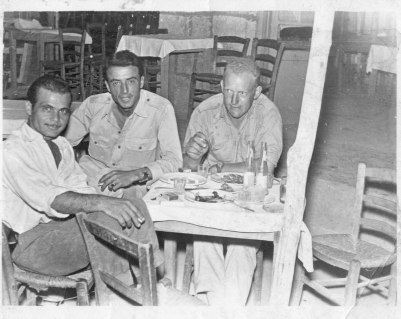 Φίλοι στο καφενείο του Μπαξεβάνη, στο χωριό Άγιος Γεώργιος