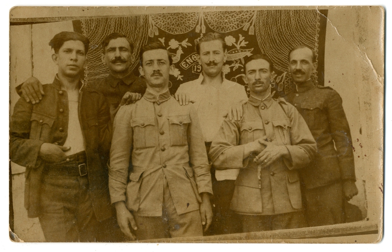 Ο Αναστάσιος Χατζηνικολάκης με φίλους του στρατιώτες το 1919