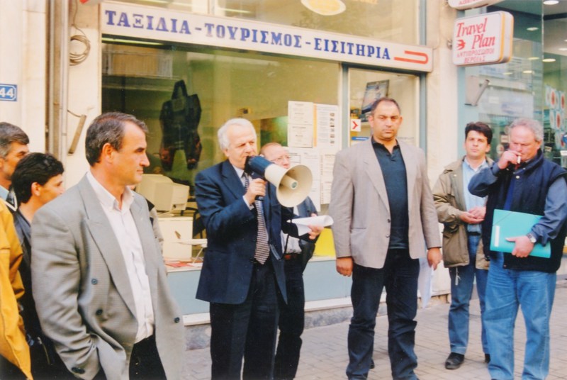 Χαιρετισμός του Νομάρχη Γιάννη Σπάρτση σε συγκέντρωση διαμαρτηρίας του Σωματείου Οικοδόμων Βέροιας