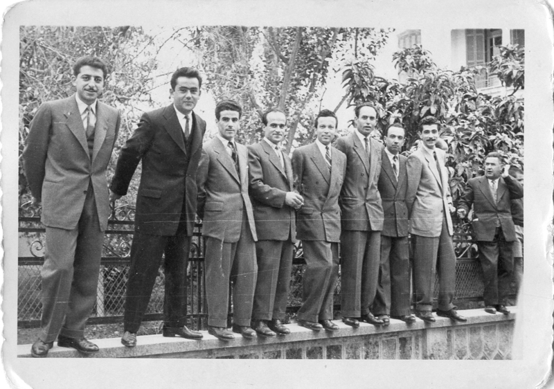 Φίλοι παρακολουθούν την παρέλαση της 25ης Μαρτίου 1955