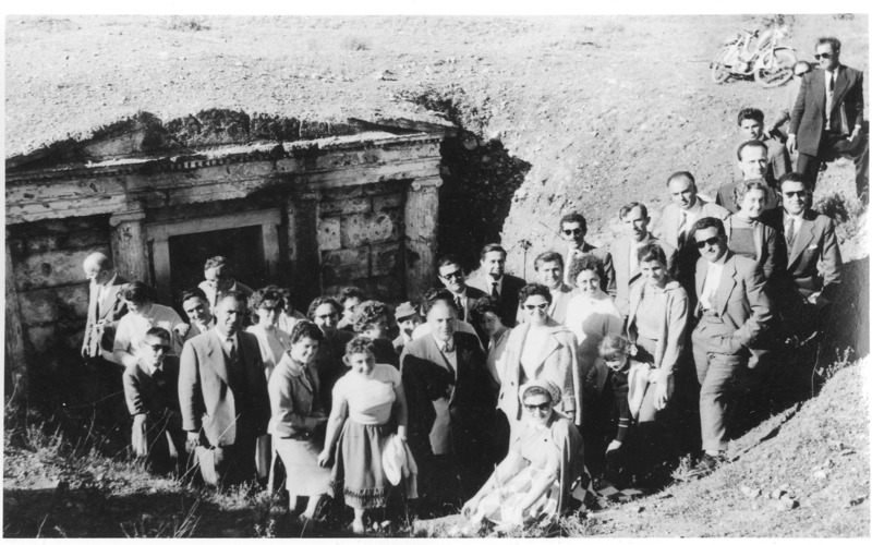 Μέλη Τουριστικού Ομίλου επίσκεψη στον τάφο Λευκαδίων Ναούσης