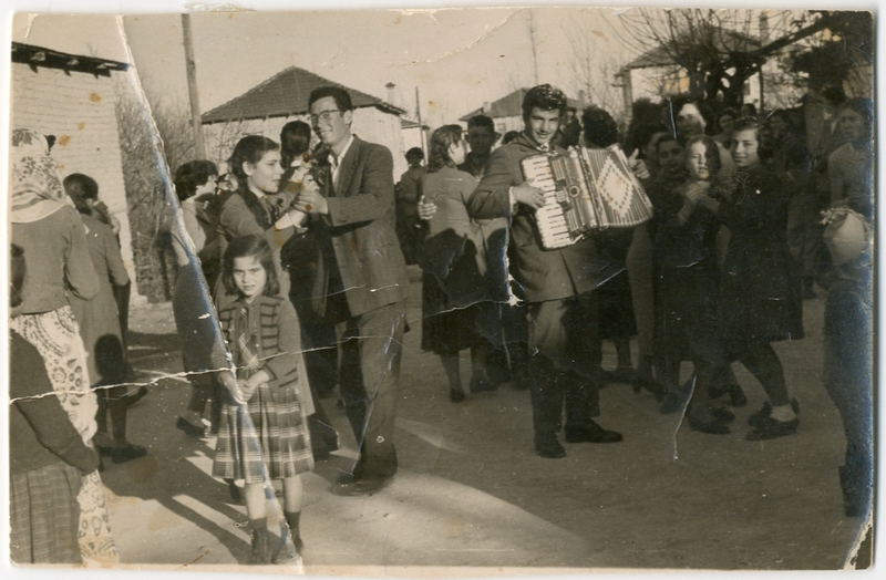 Παρέα συγχωριανών σε δρόμο του χωριού, συνοδεία μουσικής