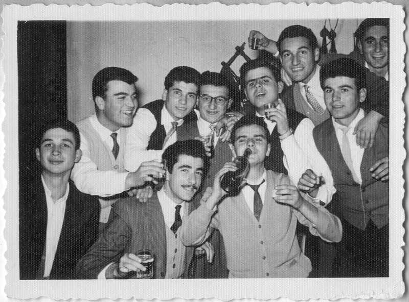 Φίλοι διασκεδάζουν στο πάρτυ του Τζαμαράκα