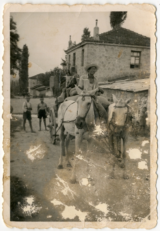 Στην πλατεία του χωριού Αγία Βαρβάρα Ημαθίας