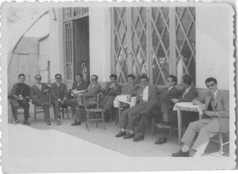 Φίλοι κάθονται στο Παλιό Περίπτερο της Εληάς, Βέροια