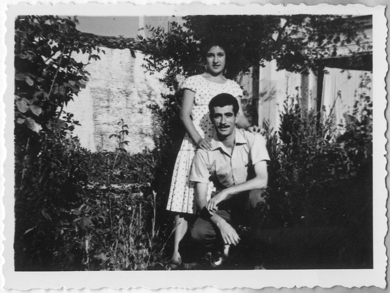 Θείος και ανηψιά φωτογραφίζονται στον κήπο του σπιτιού