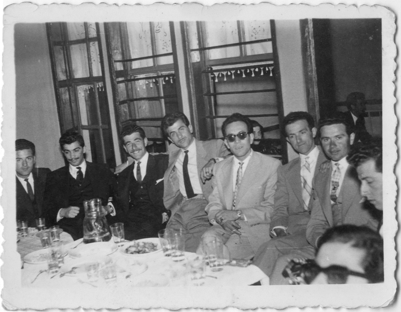 Επίσκεψη φίλων στο σπίτι του εορταζούμενου