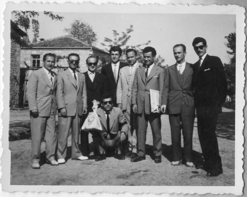 Αναμνηστική φωτογραφία φίλων με τον Γιώργο Σιδηρόπουλο στην ονομαστική εορτή του