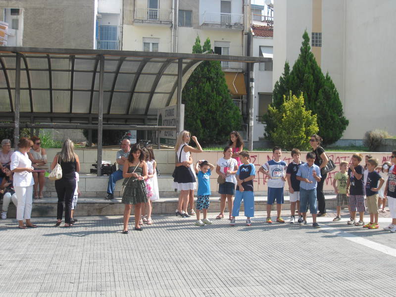 Παραδοσιακοί χοροί και παιχνίδια στην πλατεία Δημαρχείου Βέροιας