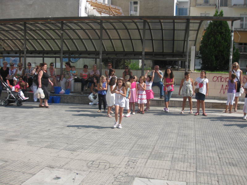 Παραδοσιακοί χοροί και παιχνίδια στην πλατεία Δημαρχείου Βέροιας