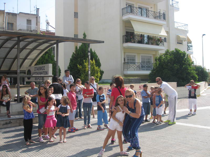 Παραδοσιακοί χοροί και παιχνίδια στην πλατεία Δημαρχείου Βέροιας