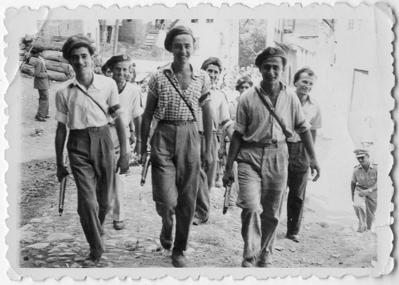 Ομάδα Μάϊδων επιστρέφοντας από μία άσκηση