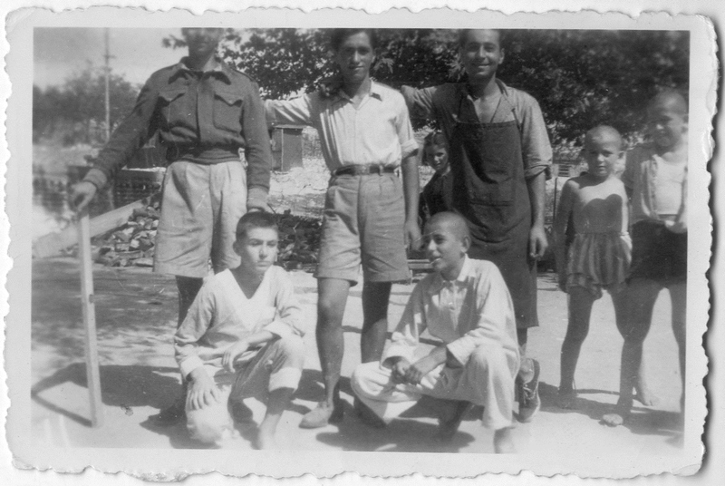 Στη Παιδούπολη Ωραιόκστρου έξω από τo μαγειρείο