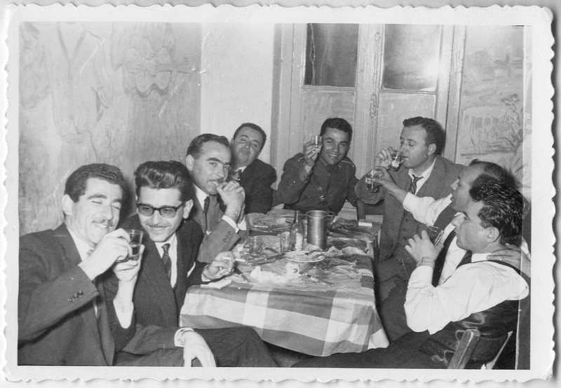 Παρέα φίλων στην ταβέρνα 