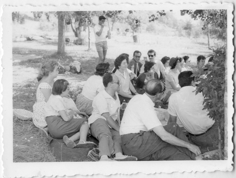 Μέλη Τουριστικού Ομίλου Βέροιας Πρωτομαγιά στις όχθες Τριποτάμου