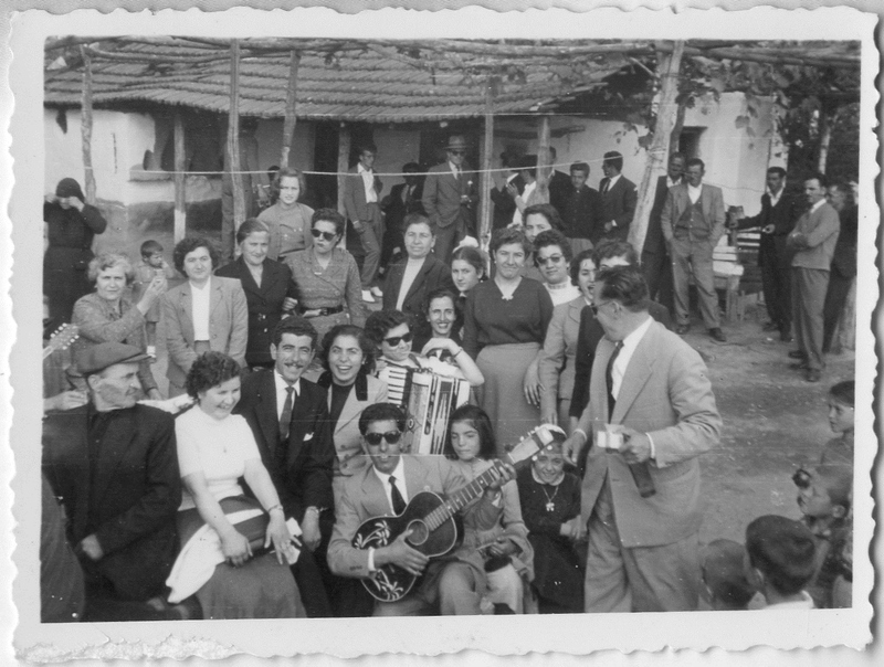 Συγγενείς και φίλοι στο γάμο του Δημήτρη Τενεκετζίδη και της Ελένης Μανωλοπούλου