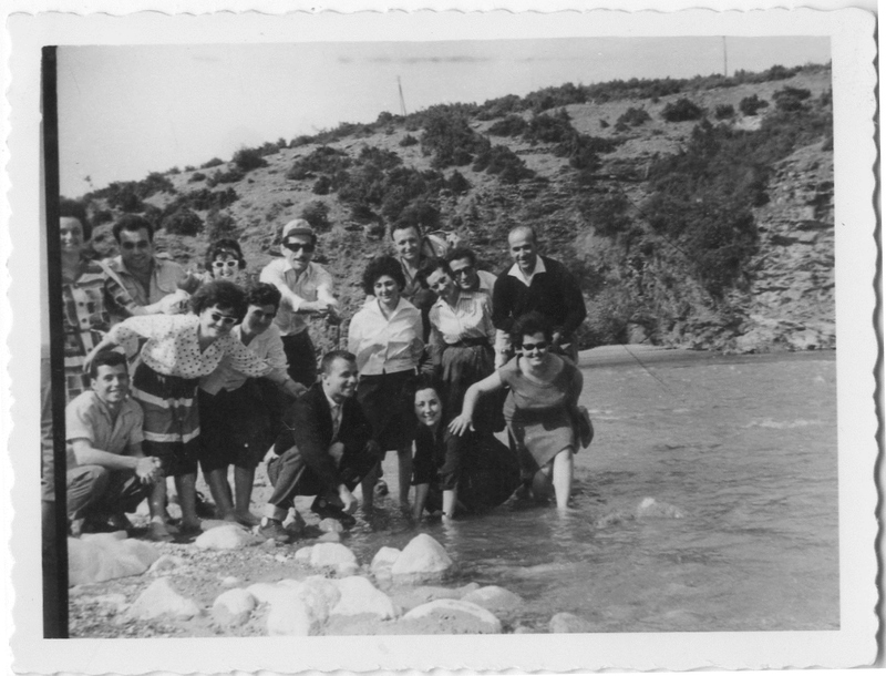 Πρωτομαγιά παρέα φίλων στις όχθες Αλιάκμονα