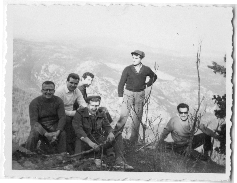 Ορειβατική ομάδα πάνω από το μοναστήρι του Ιωάννου Προδρόμου
