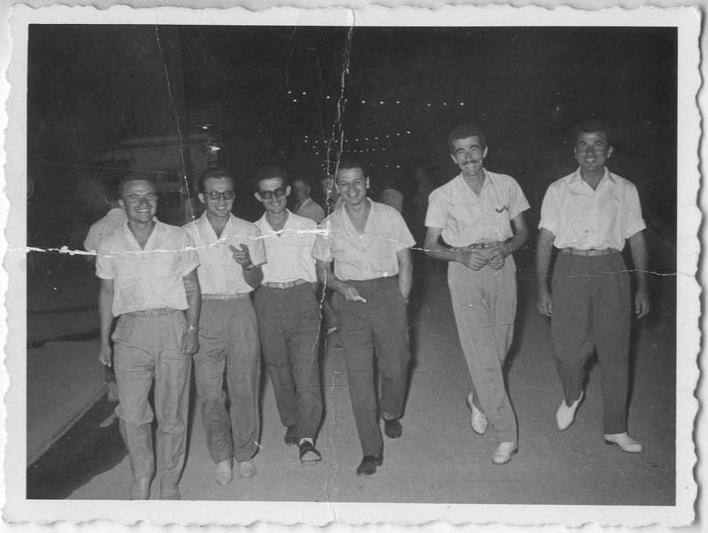 Παρέα φίλων βόλτα στην οδό Μητροπόλεως, Βέροια