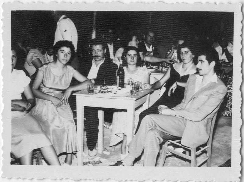 Παρέα συγγενών στο θερινό κέντρο Σκρετ, Βέροια